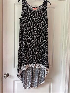 EVRI Black and White Leaf-Print High-Low Dress